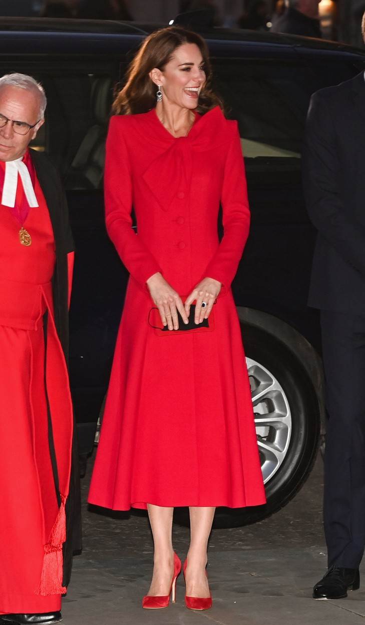 Kate Middleton u kaputu Catherine Walker jarko crvene boje