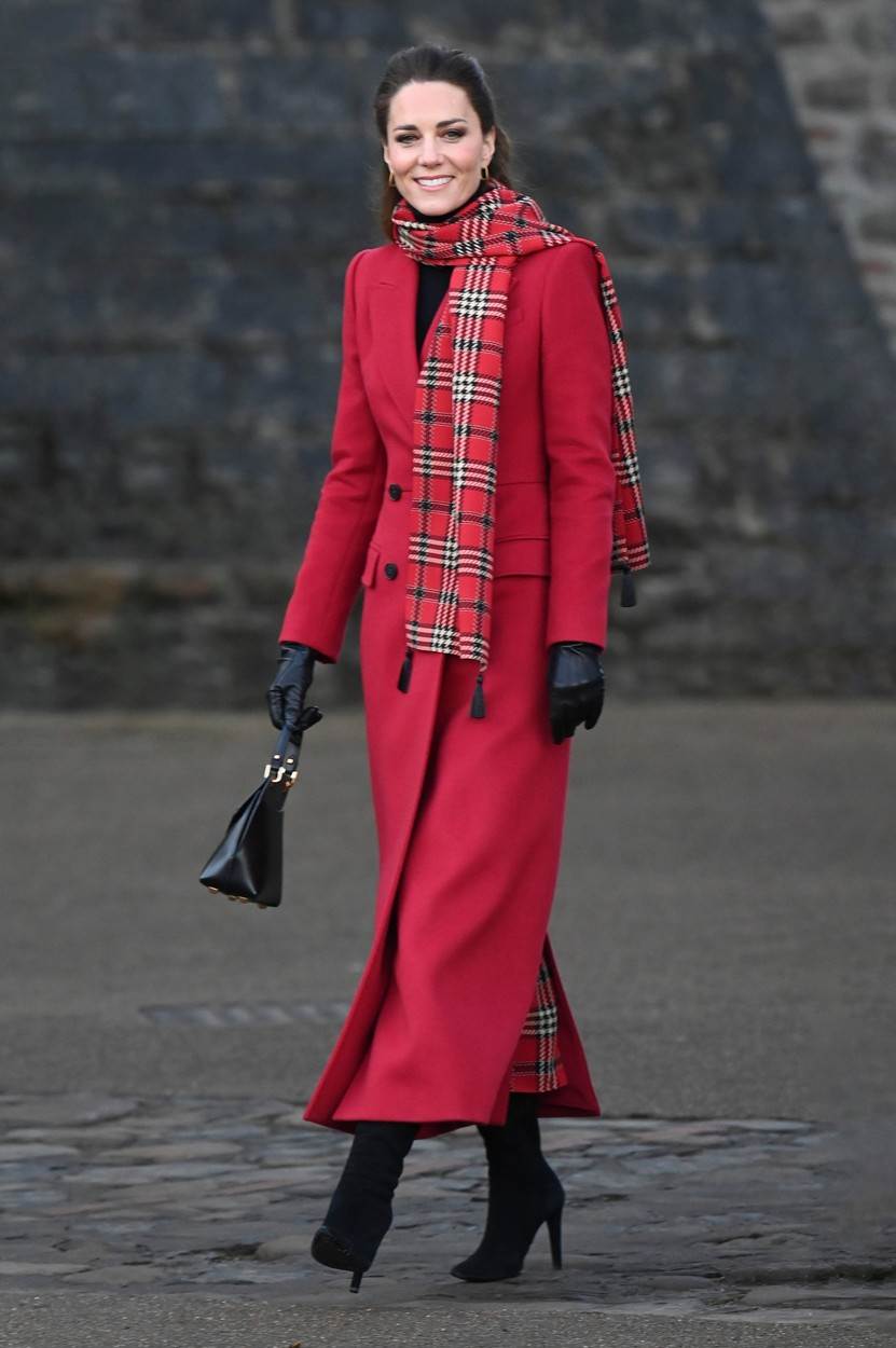 Kate Middleton u crvenom kaputu