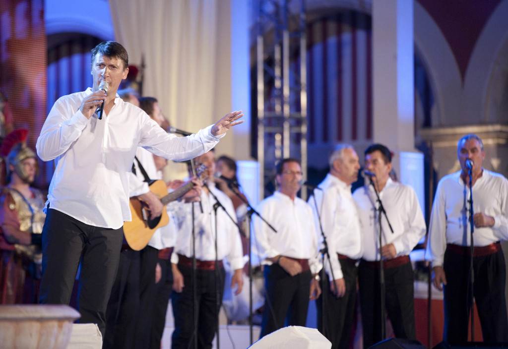 Tomislav Bralić pjeva s klapom Intrade