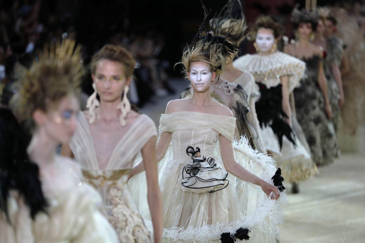 paris-haute-couture-2021-visoka-moda-trendovi-fashion-2021
