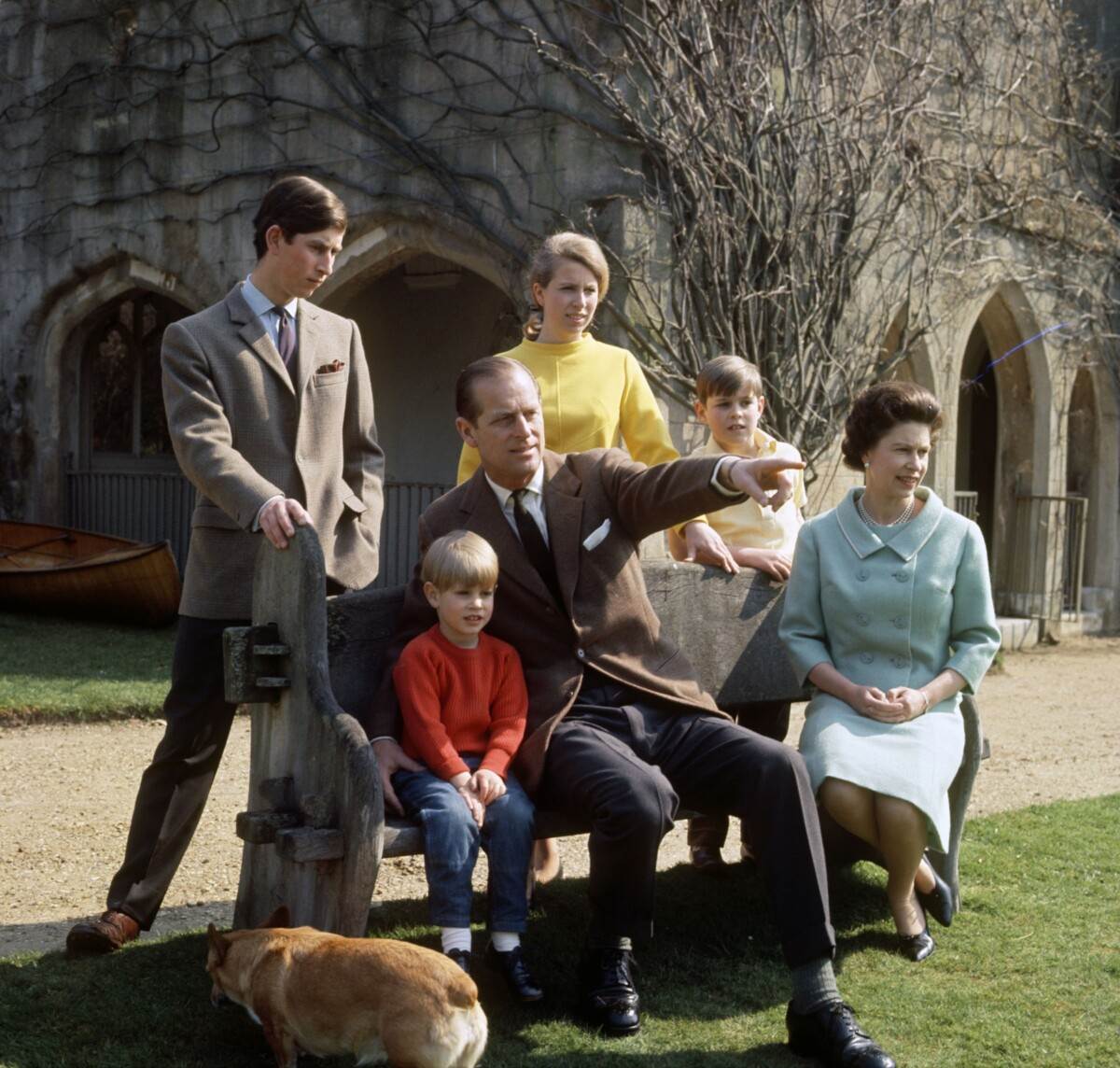 Kraljica Elizabeta princ Philip i djeca Prince Charles, Prince Andrew, princ Philip, princeza Anne, princ Edward