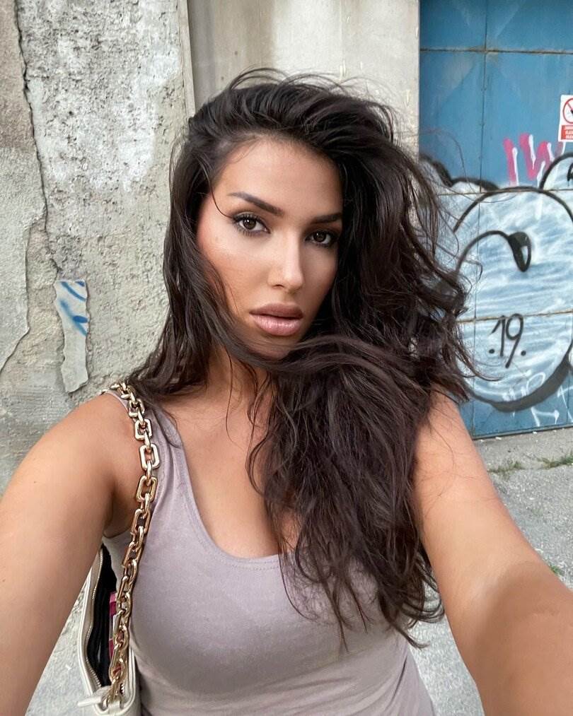 Mina Joksimović pozira na selfie fotografiji