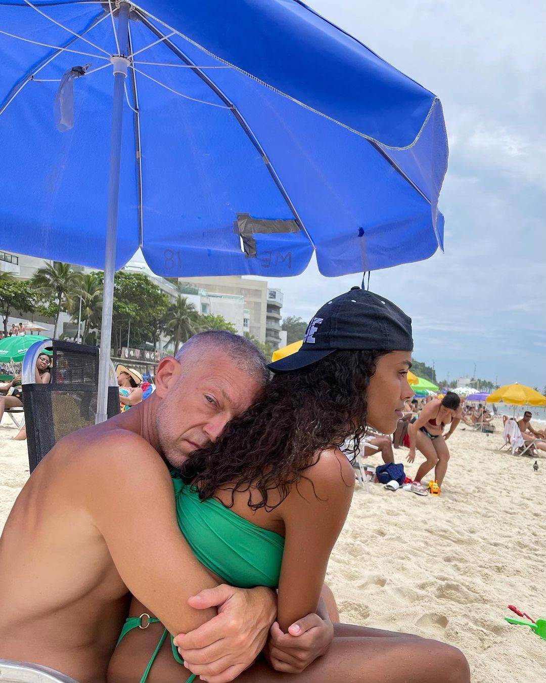 Tina Kunakey i Vincent Cassel na plaži