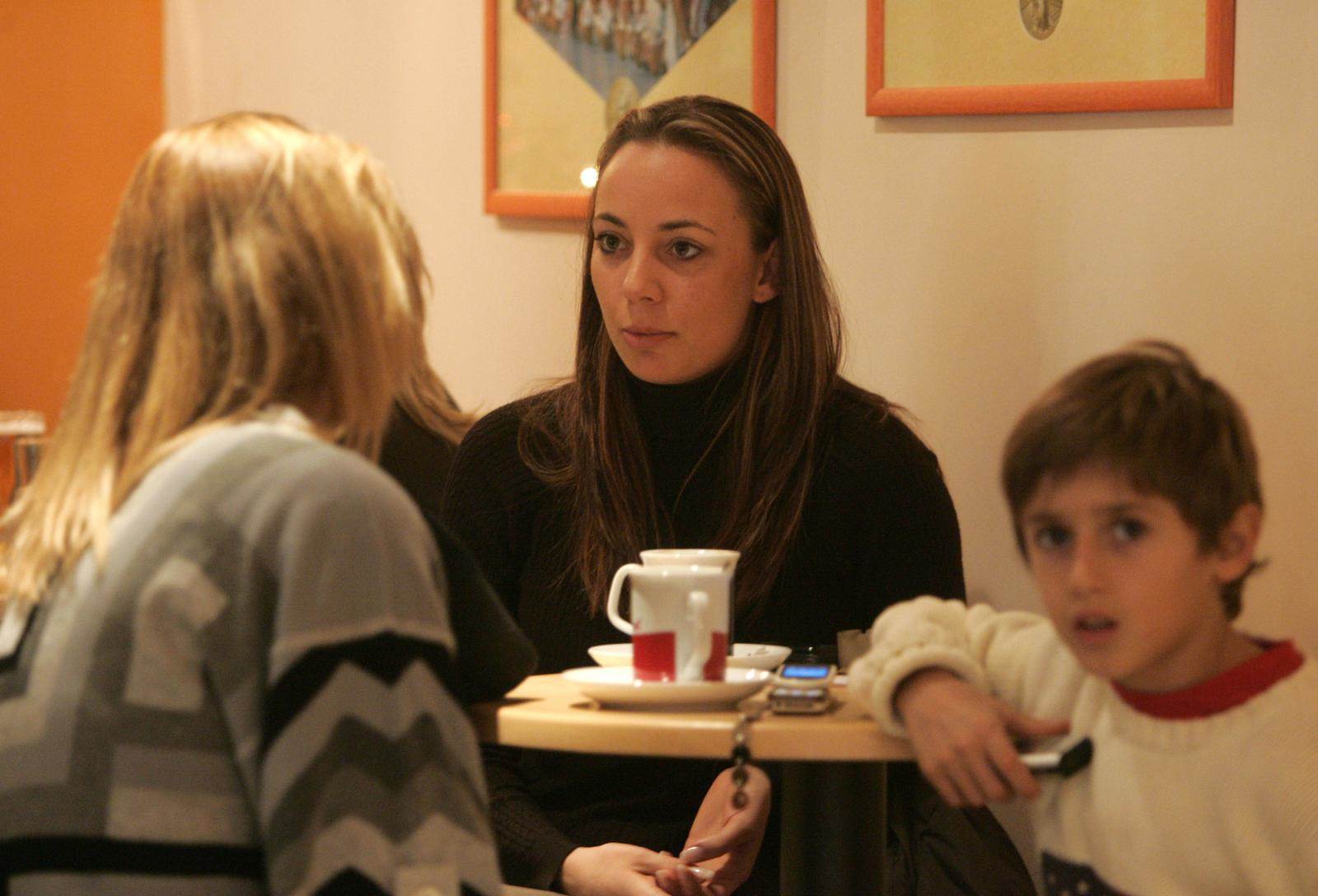 Vanja Modrić s prijateljicom na kavi 2006.