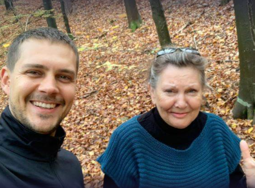 Miloš Biković s mamom u šumi
