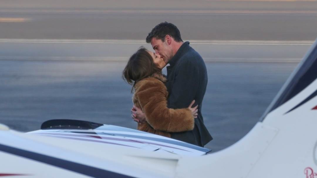 Ben Affleckl ljubi Jennifer Lopez na aerodromu.