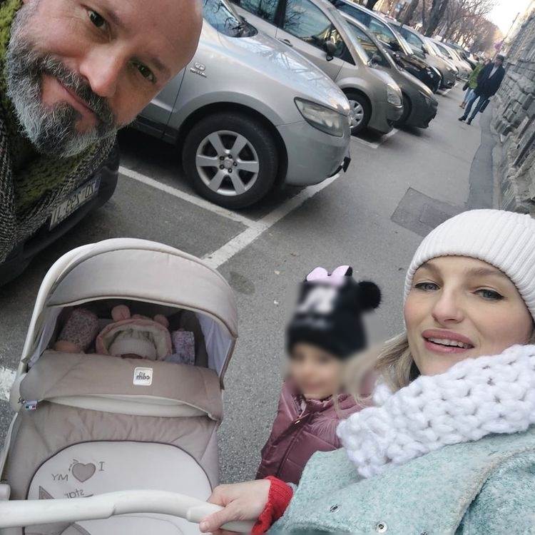 Antonia i Aljoša Šerić u šetnji sa kćerima