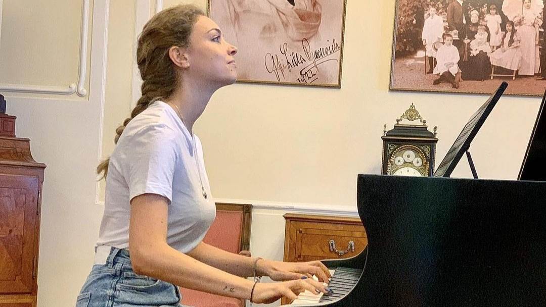 Hana Huljić svira klavir.
