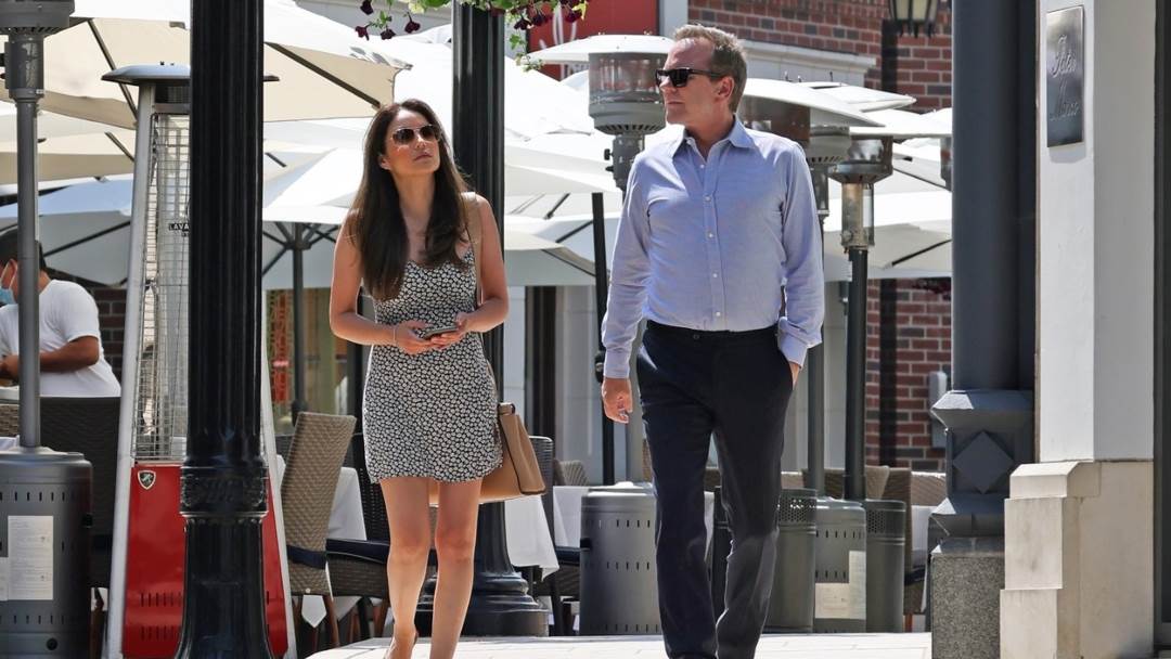 Kiefer Sutherland u šetnji sa zaručnicom Cindy Velom.