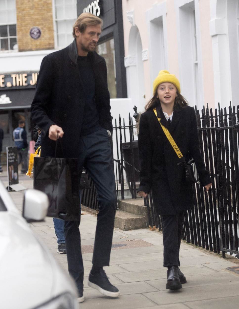 Peter Crouch u šetnji sa kćeri Sophijom.