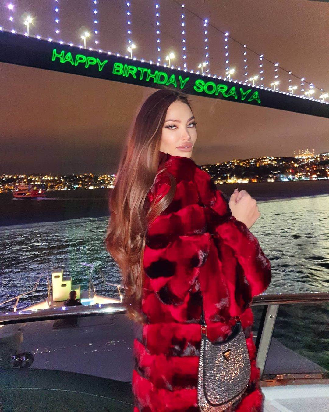 Soraja Vučelić u Istanbulu nosi crvenu bundu