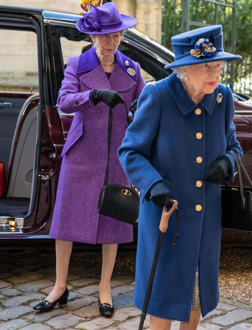 Princeza Anne i kraljica Elizabeta II izlaze iz auta
