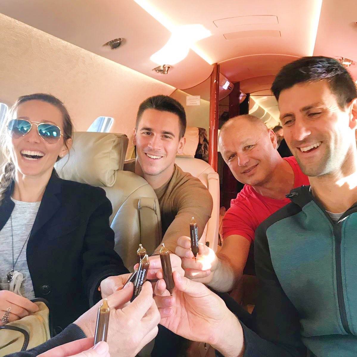 Jelena, Novak i Đorđe Novković u avionu.