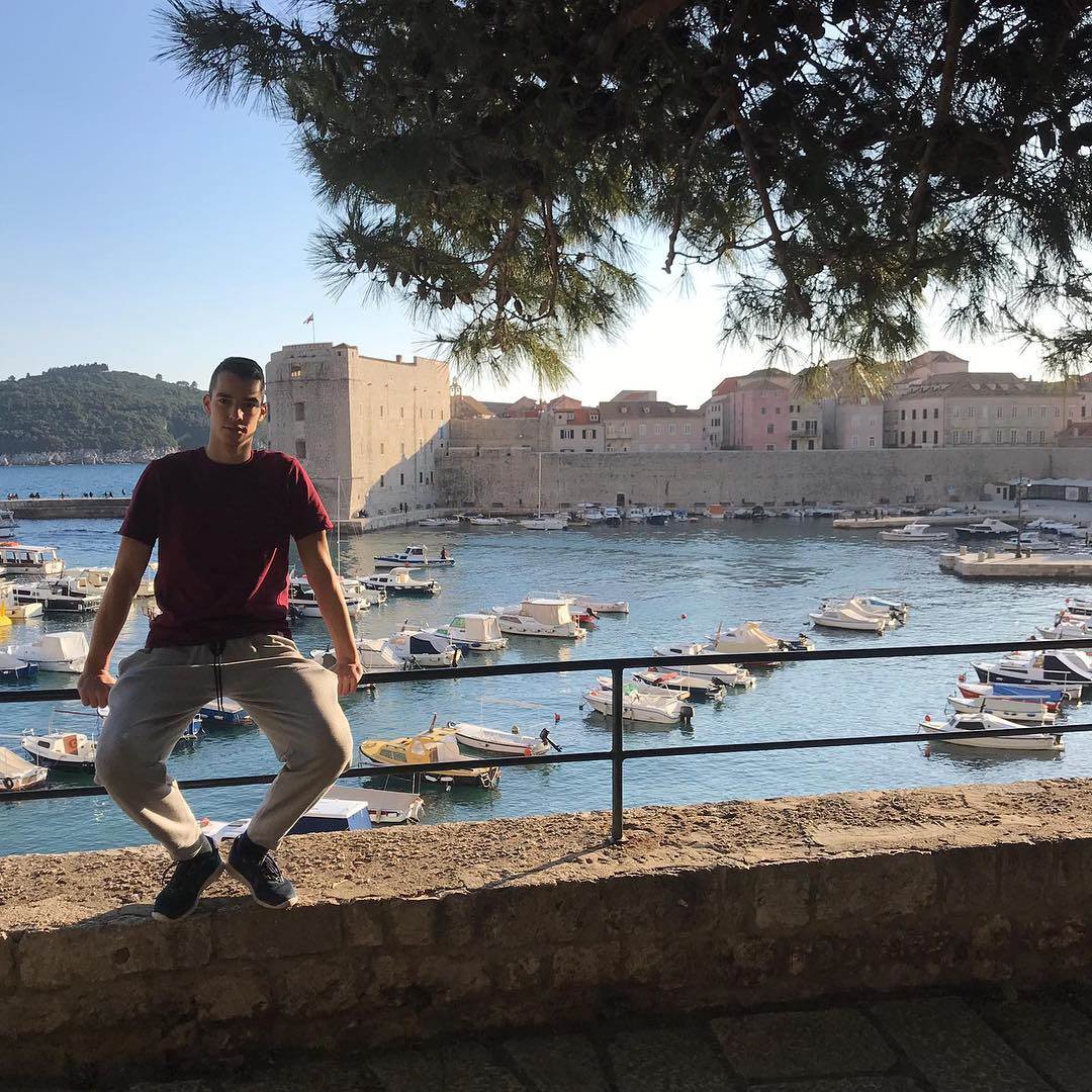 Nećak Darija Srne, Zvonimir Srna je započeo rukometnu karijeru u klubu Dubrovnik.