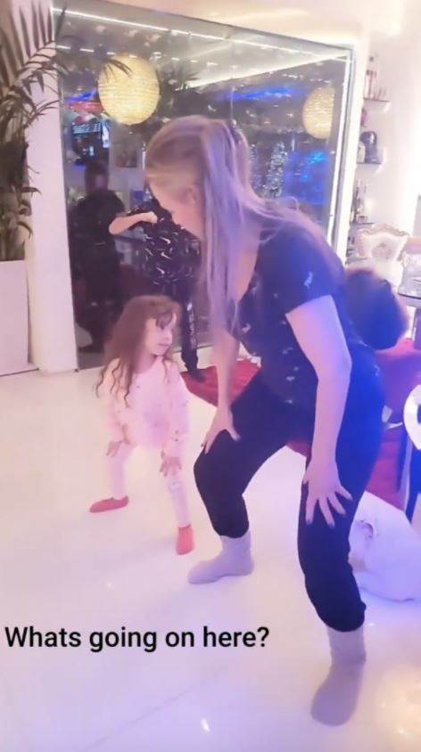 Coco Austin dobila je kritike javnosti zbog videa na kojem njezina kći uči baku kako se twerka