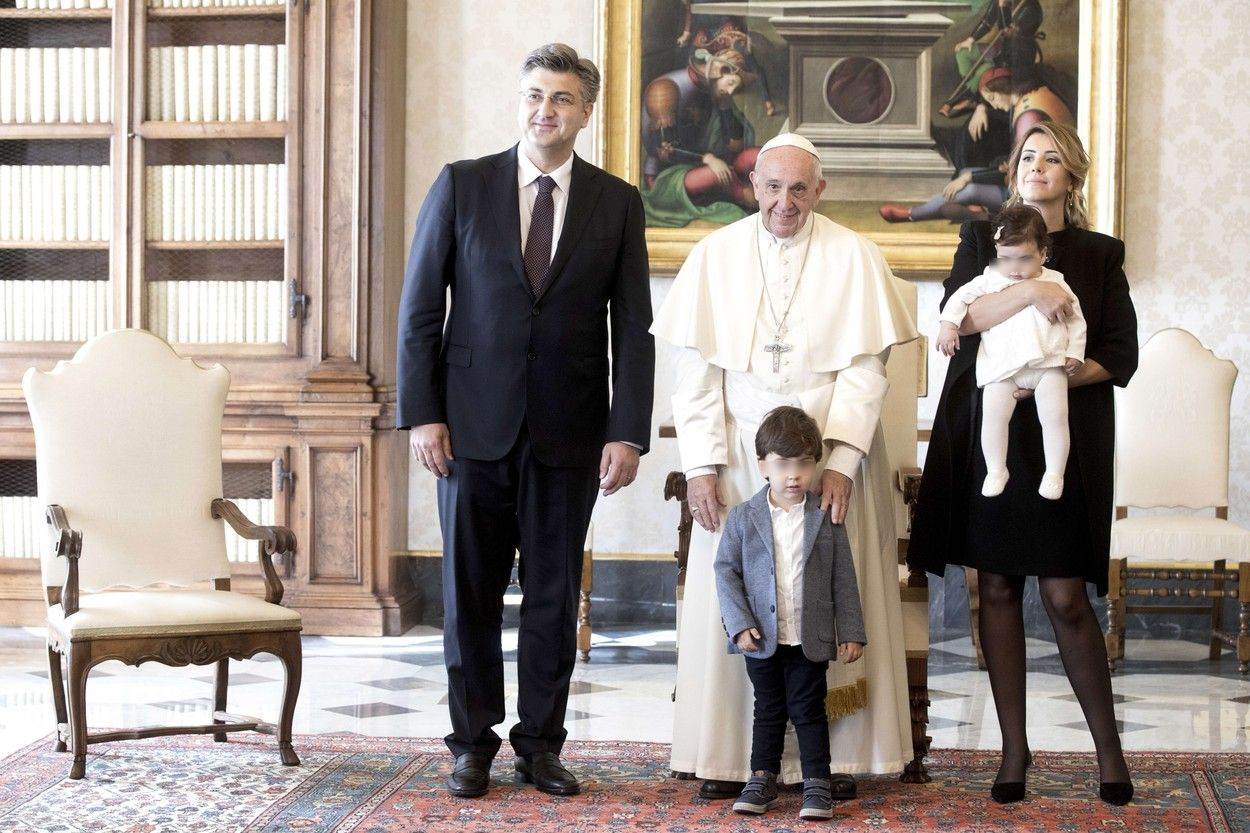 Andrej Plenković je 2017. sa suprugom Anom i djecom bio u službenom posjetu papi Franji.