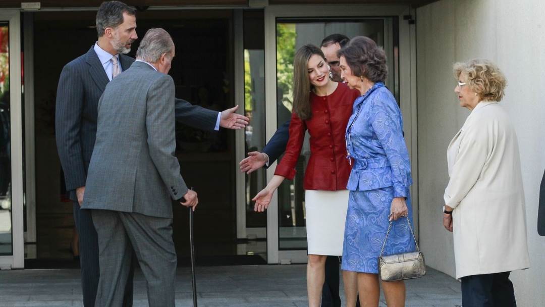 Kralj Felipe VI. s ocem Juanom Carlosom I. i suprugom Letizijom.