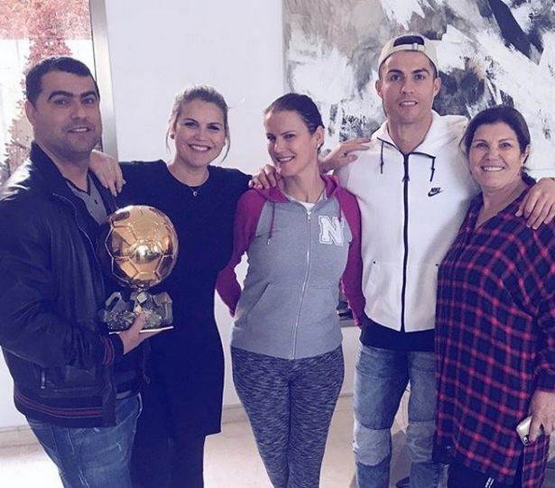 Cristiano Ronaldo pozirao sa sestrama, bratom i majkom nakon što je peti put osvojio Zlatnu loptu 2017.