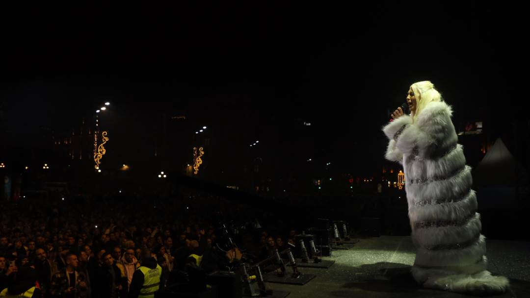 Jelena Karleuša na novogodišnjem koncertu ispred Narodne skupštine u Beogradu