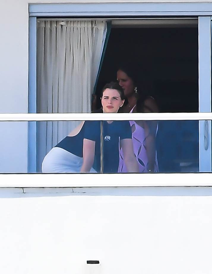 Julia Fox na balkonu hotelske sobe Kanyea Westa