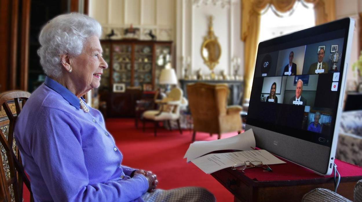 Kraljica Elizabeta II tijekom video poziva