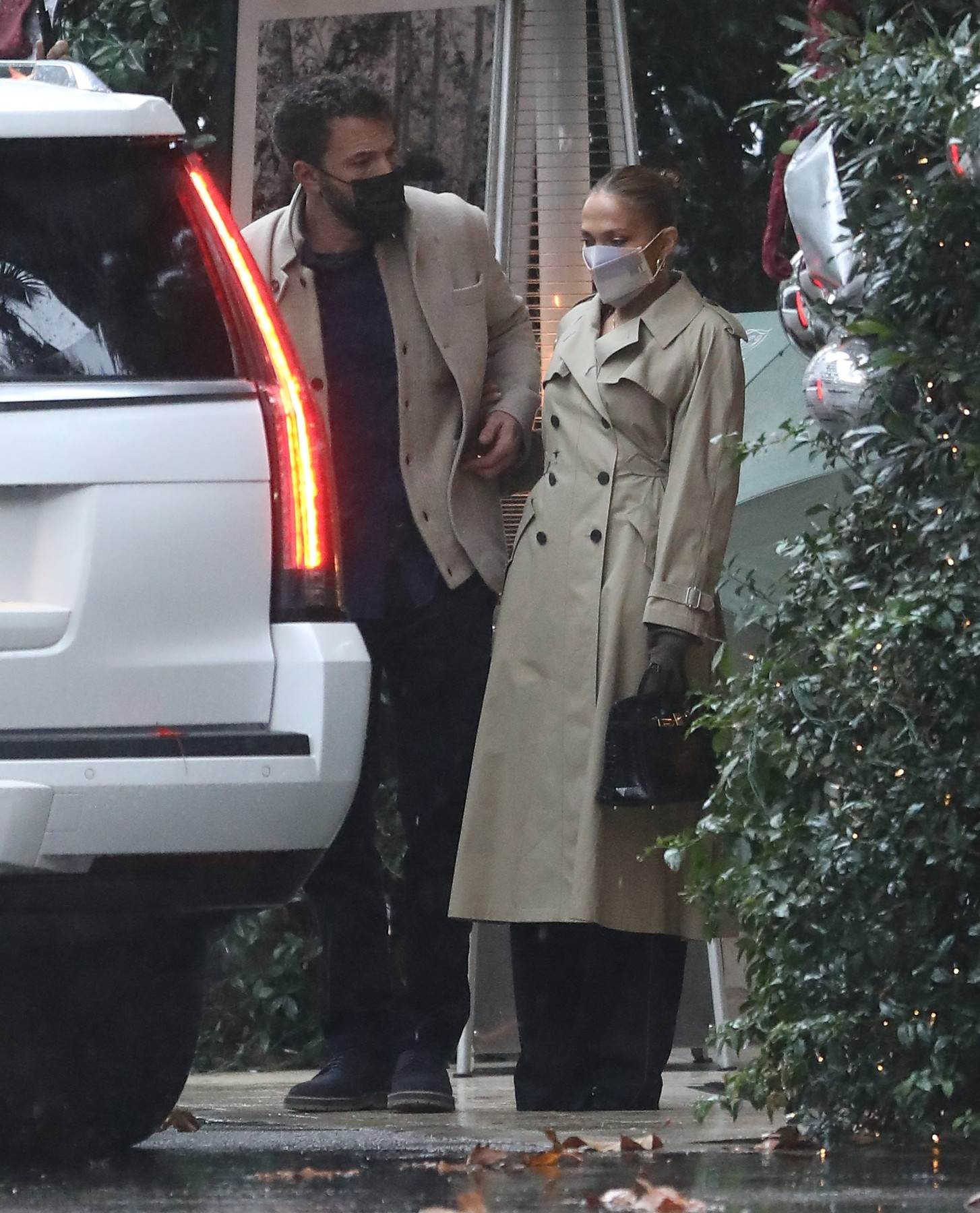 Jennifer Lopez i Ben Affleck viđeni su ispred hotela nesretnog izraza lica