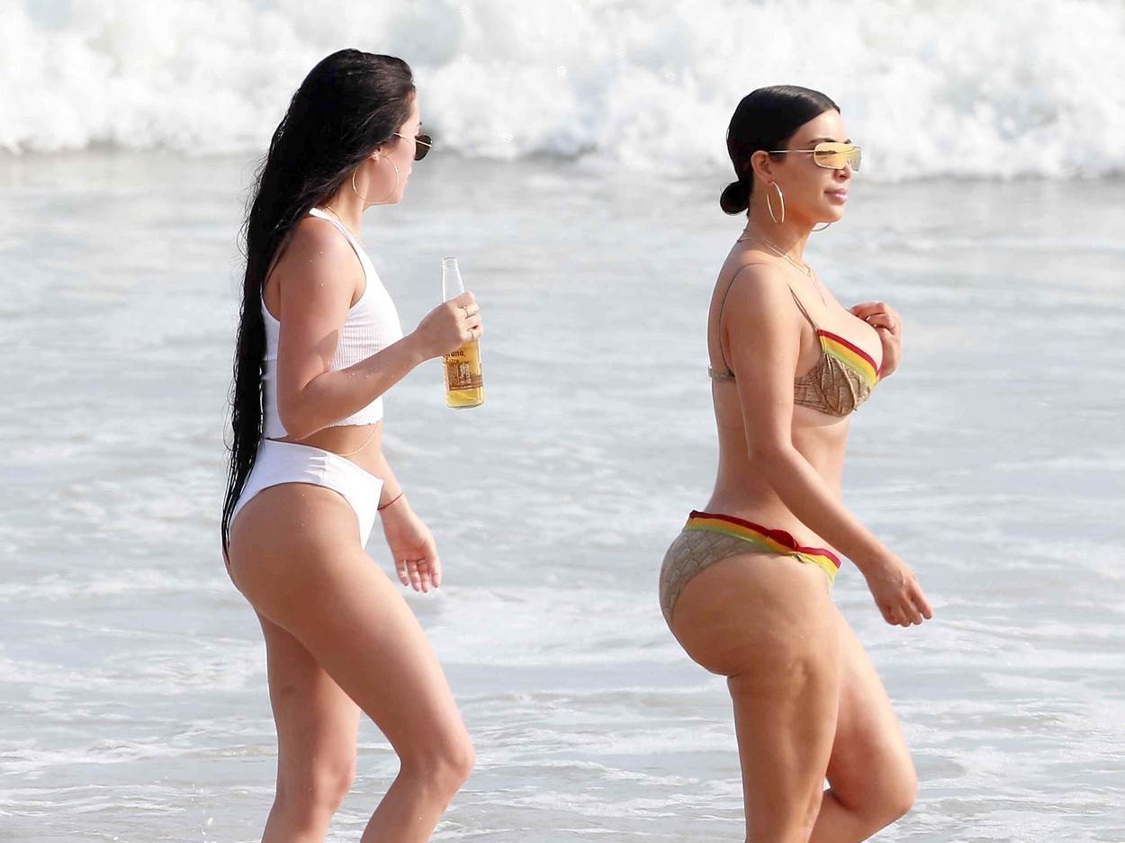 Kim Kardashian na plaži