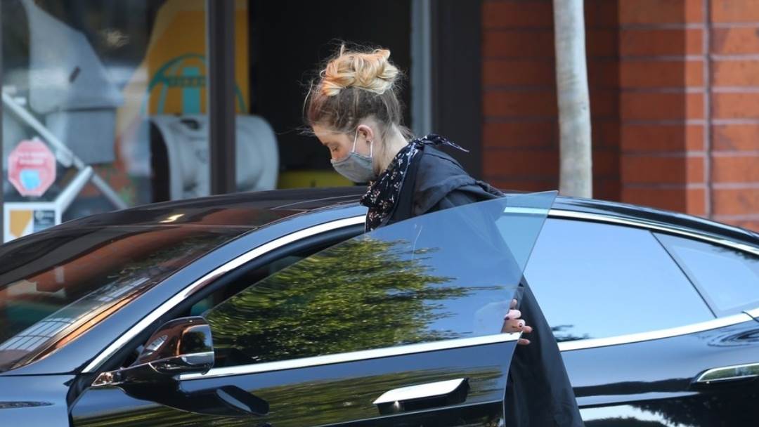 Amber Heard vozi Teslu koju joj je poklonio Elon Musk