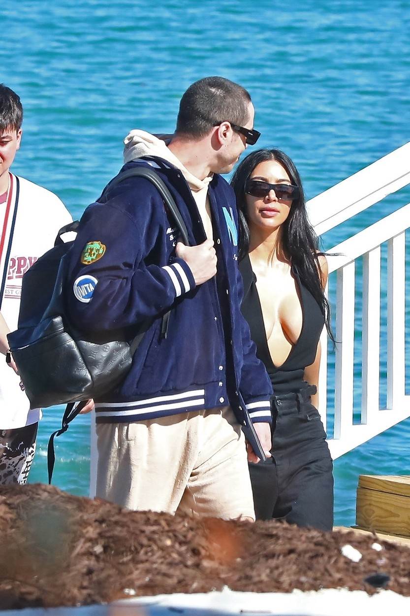 Kim Kardashian i Pete Davidson uživaju u romansi nakon što je predala papire za razvod od Kanye Westa.