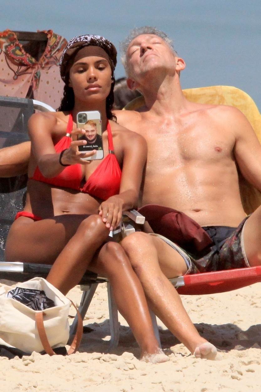 Tina Kunakey i Vincent Cassel sunčaju se na plaži