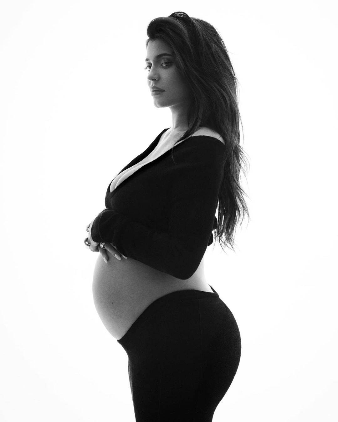 Kylie Jenner oglasila se nakon dugo vremena te objavila fotografiju s trudničkim trbuhom
