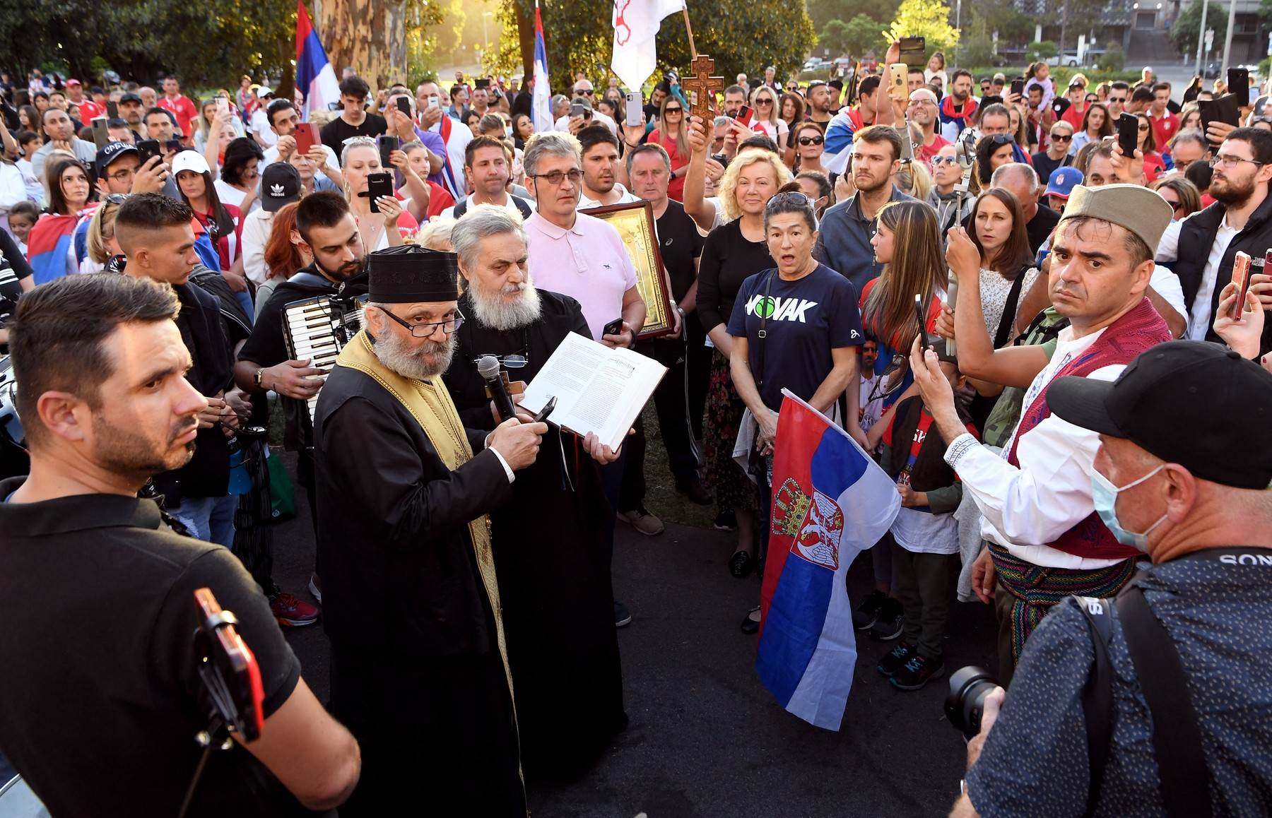 Ispred zgrade u kojoj je Novak bio izoliran, protestnici su plesali kolo te je pravoslavni svećenik održavao misu