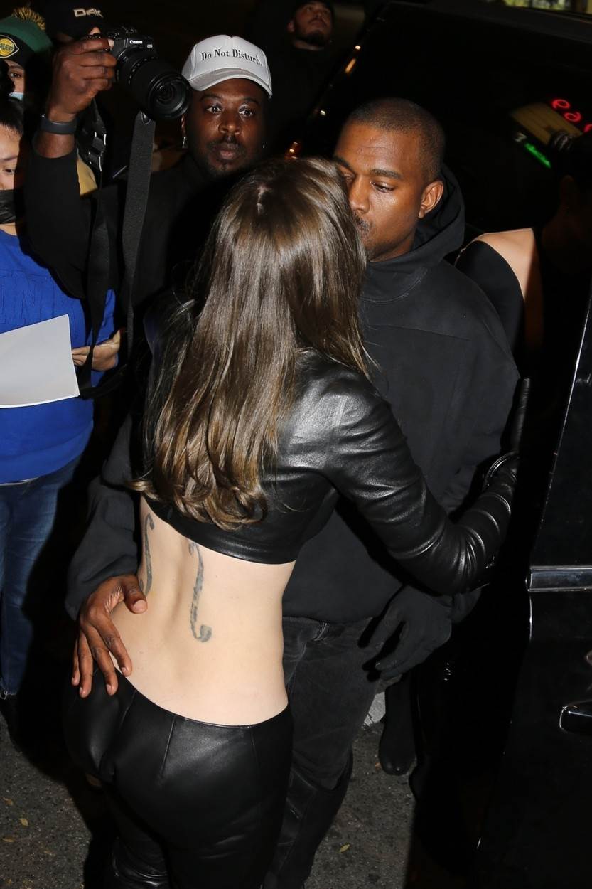 Kanye West i Julia Fox naginju se kako bi se poljubili.