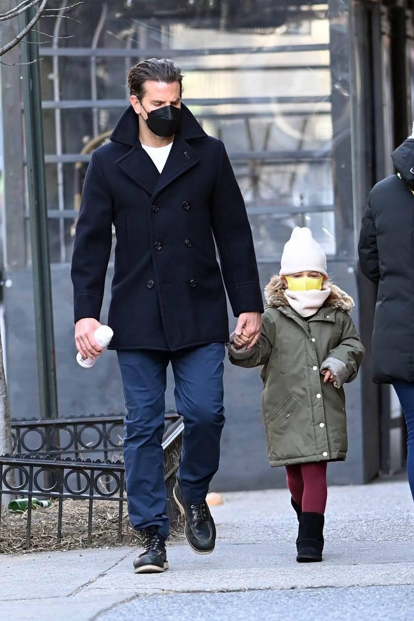 Bradley Cooper prošetao je ulicama New Yorka držeći kćer Leu za ruku.