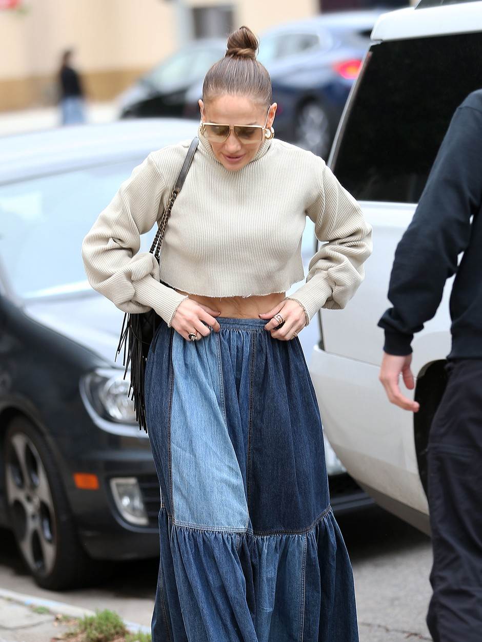 Jennifer Lopez prošetala je trgovačkim centrom The Grove u traper suknji koja je odlična za blagu zimu.