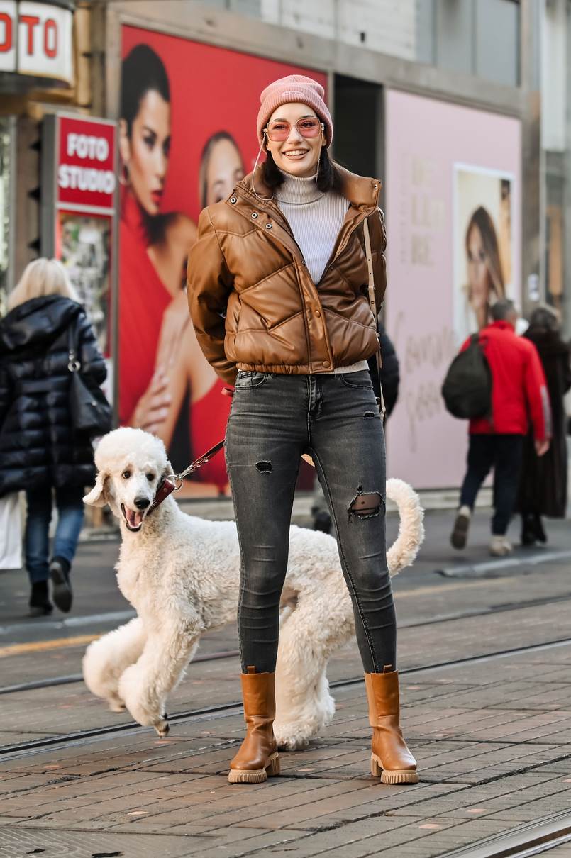 Djevojka sa psom na špici u Zara jakni plijenila pažnju modnim ukusom
