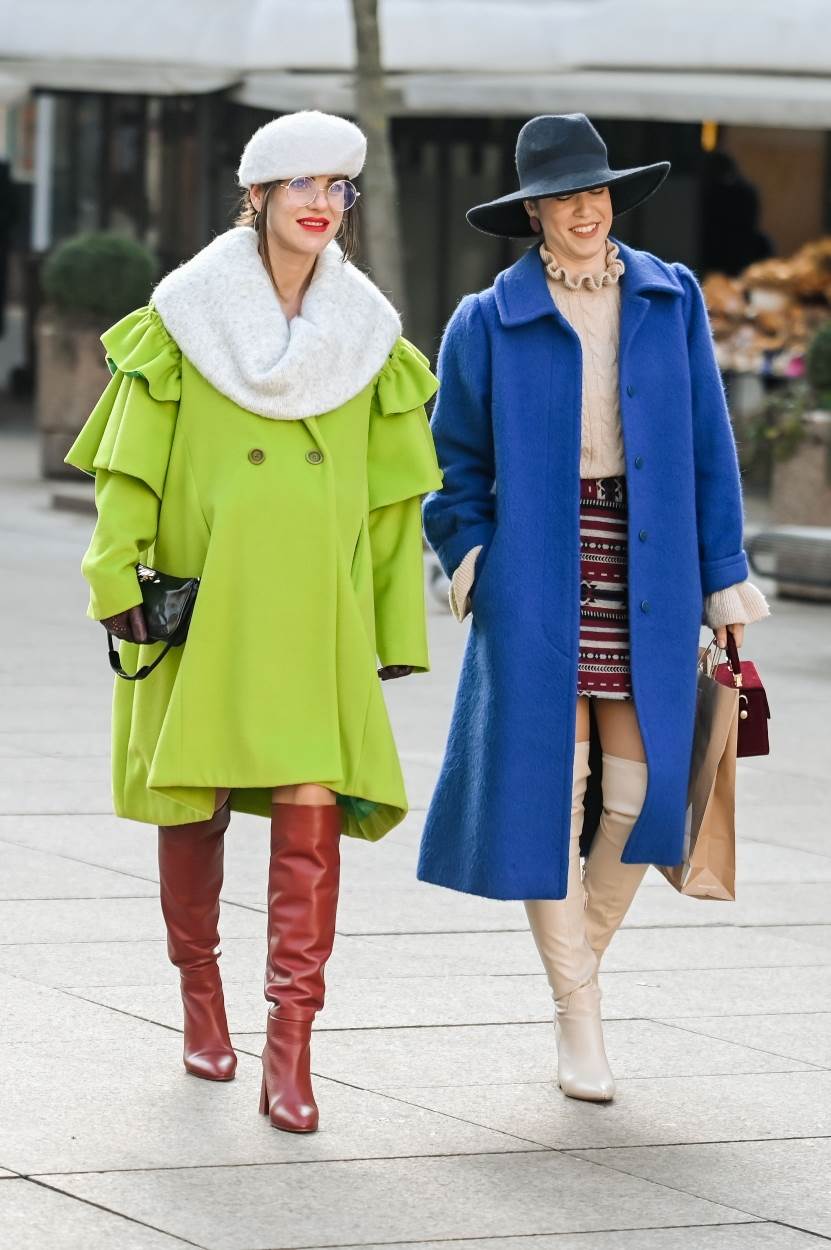Stylish prijateljice na špici u hit jarkim bojama, zanimljivim kaputima i modnim dodacima