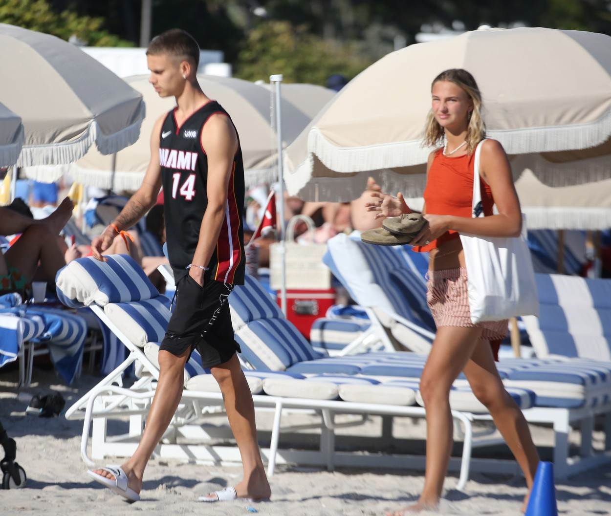 Romeo Beckham i Mia Regan fotografirani na plaži u Miamiju