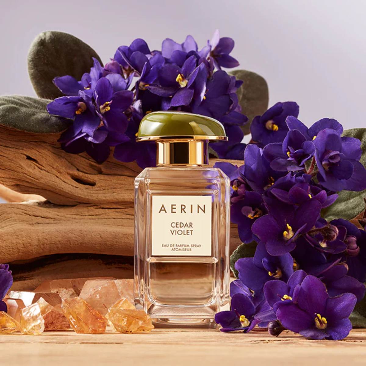 Cedar Violet odličan je izbor za sve koji vole nositi cvjetne mirise zimi.
