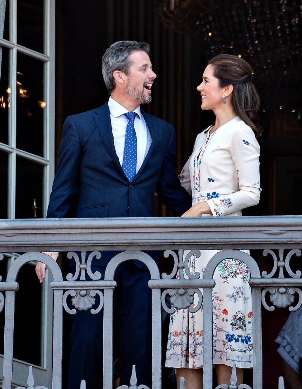 Princeza Mary nosi haljinu brenda Vilshenko na balkonu palače Amalienborg povodom 50. rođendan supruga Frederika .