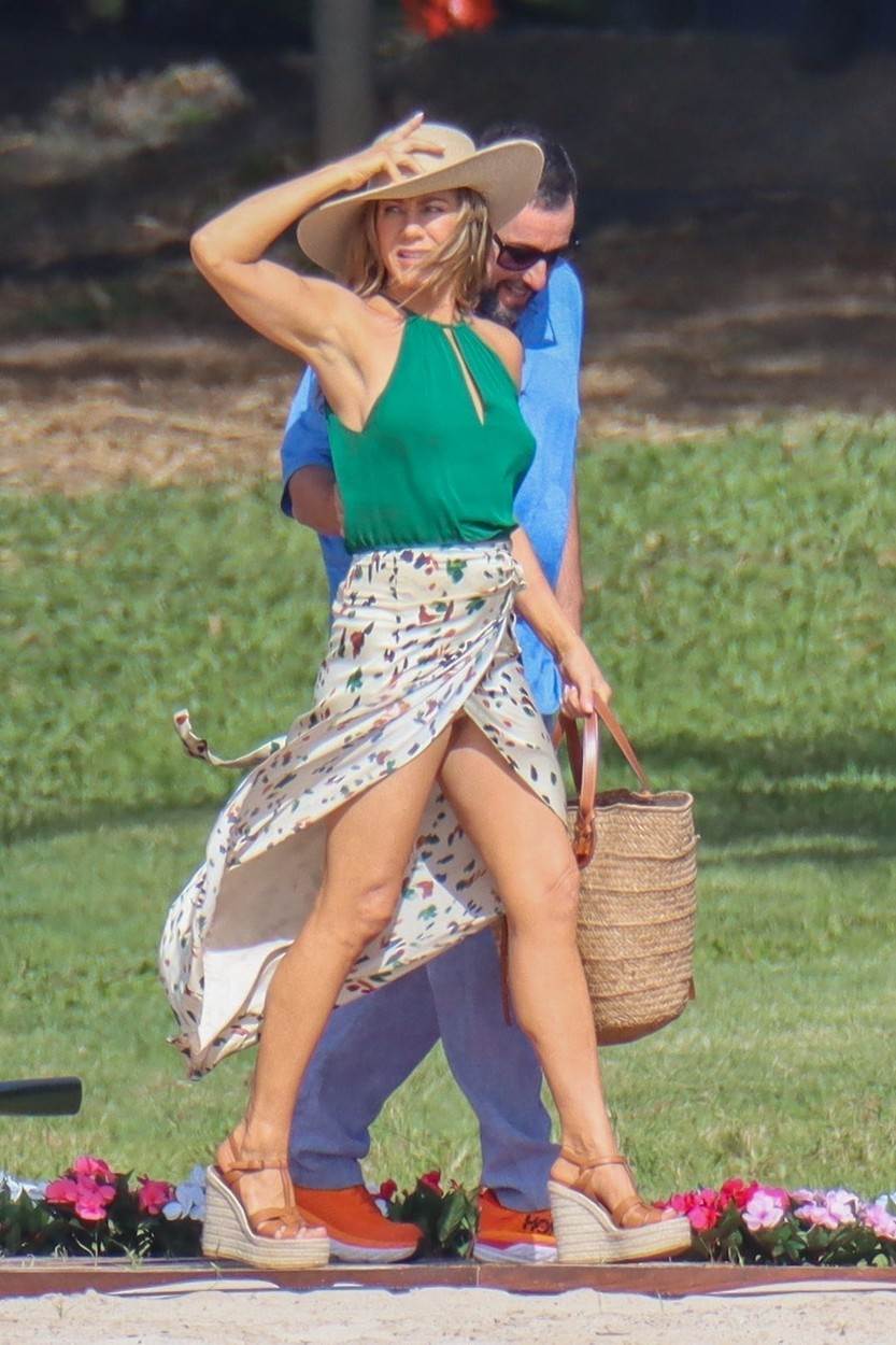 Jennifer Aniston pokazala vitke i zategnute noge na snimanju filma