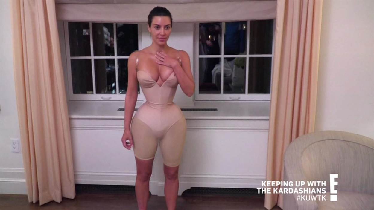 Kim Kardashian u uskom korzetu koji stvara iluziju sićušnog struka
