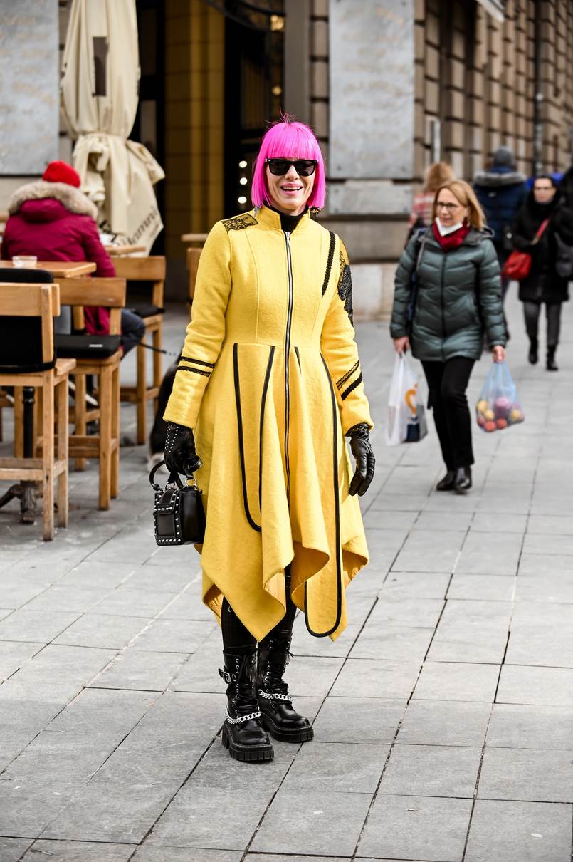 Žena sa stilom na špici imala je na sebi žuti kaput i glomazne čizme s lancima