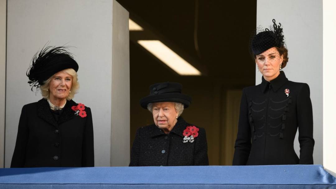 Kate Middleton, Camilla Parker Bowles i kraljica Elizabeta II. stajale su na balkonu tijekom Dana sjećanja
