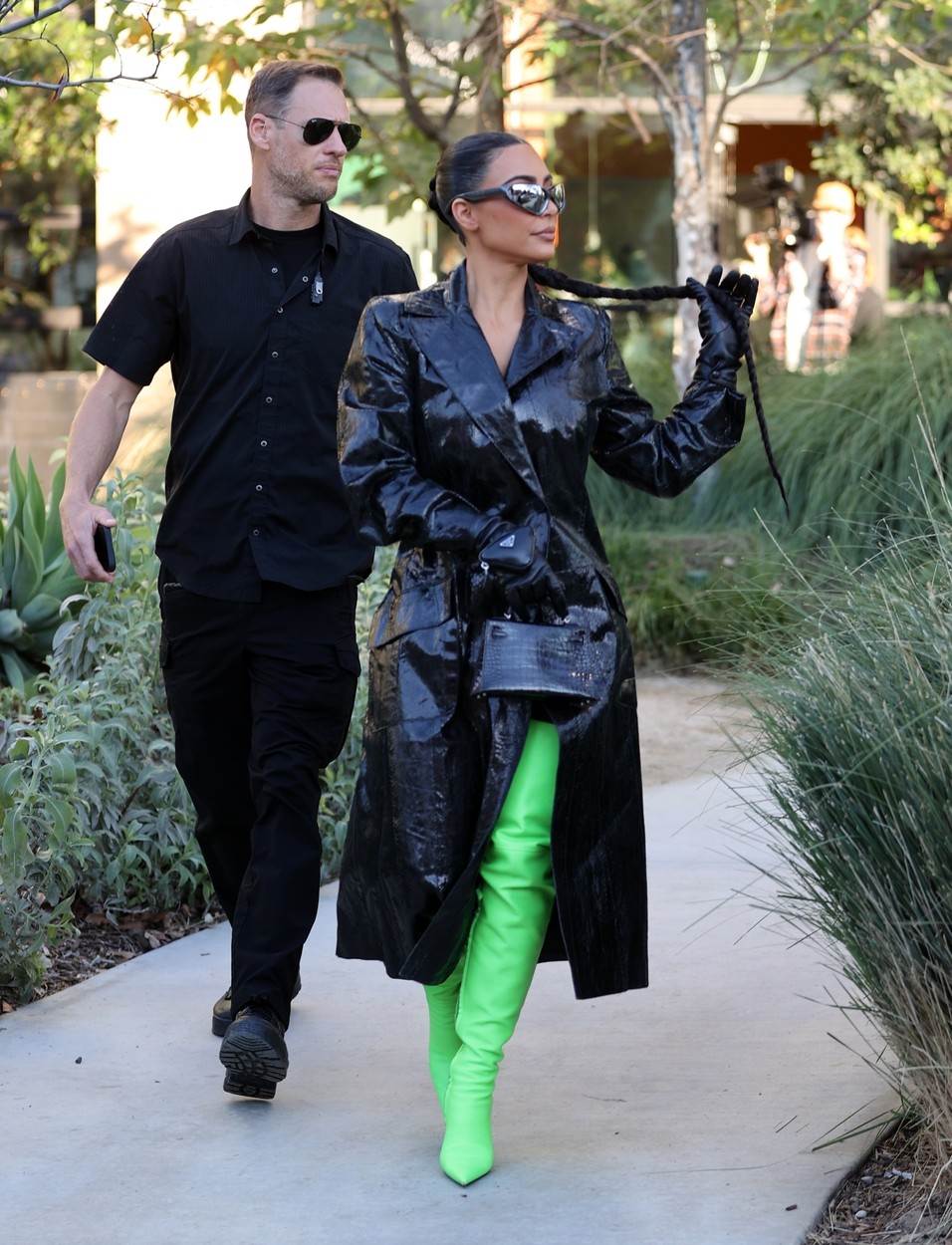Kim Kardashian u dugom crnom kaputu i zelenim neonskim čizmama