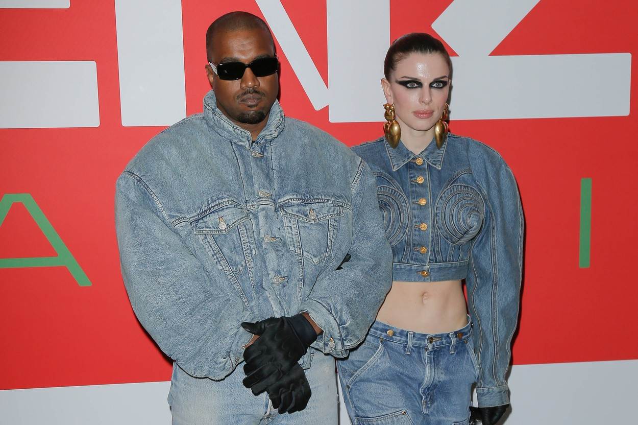 Kanye West i Julia Fox na Kenzo reviji u usklađenim outfitima