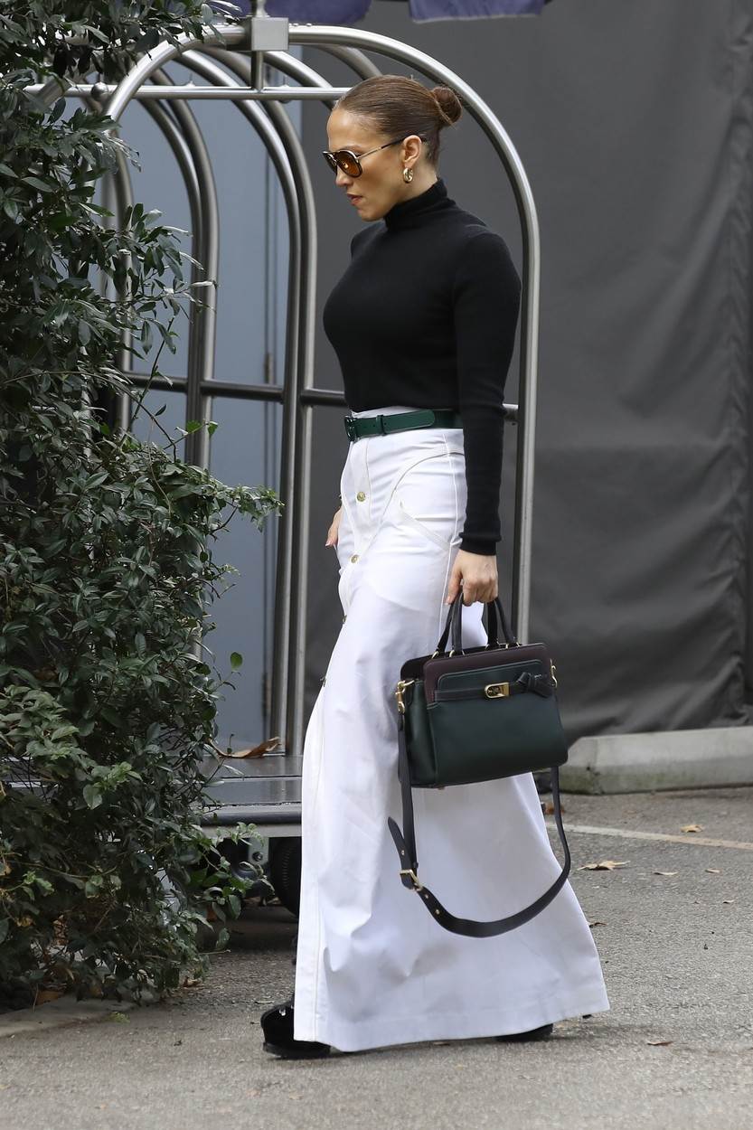 Jennifer Lopez viđena je u maksi suknji s tanga detaljem