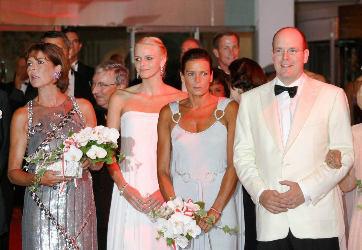 Princeze Charlene, Caroline i Stephanie i princ Albert II. na svečanom događanju.