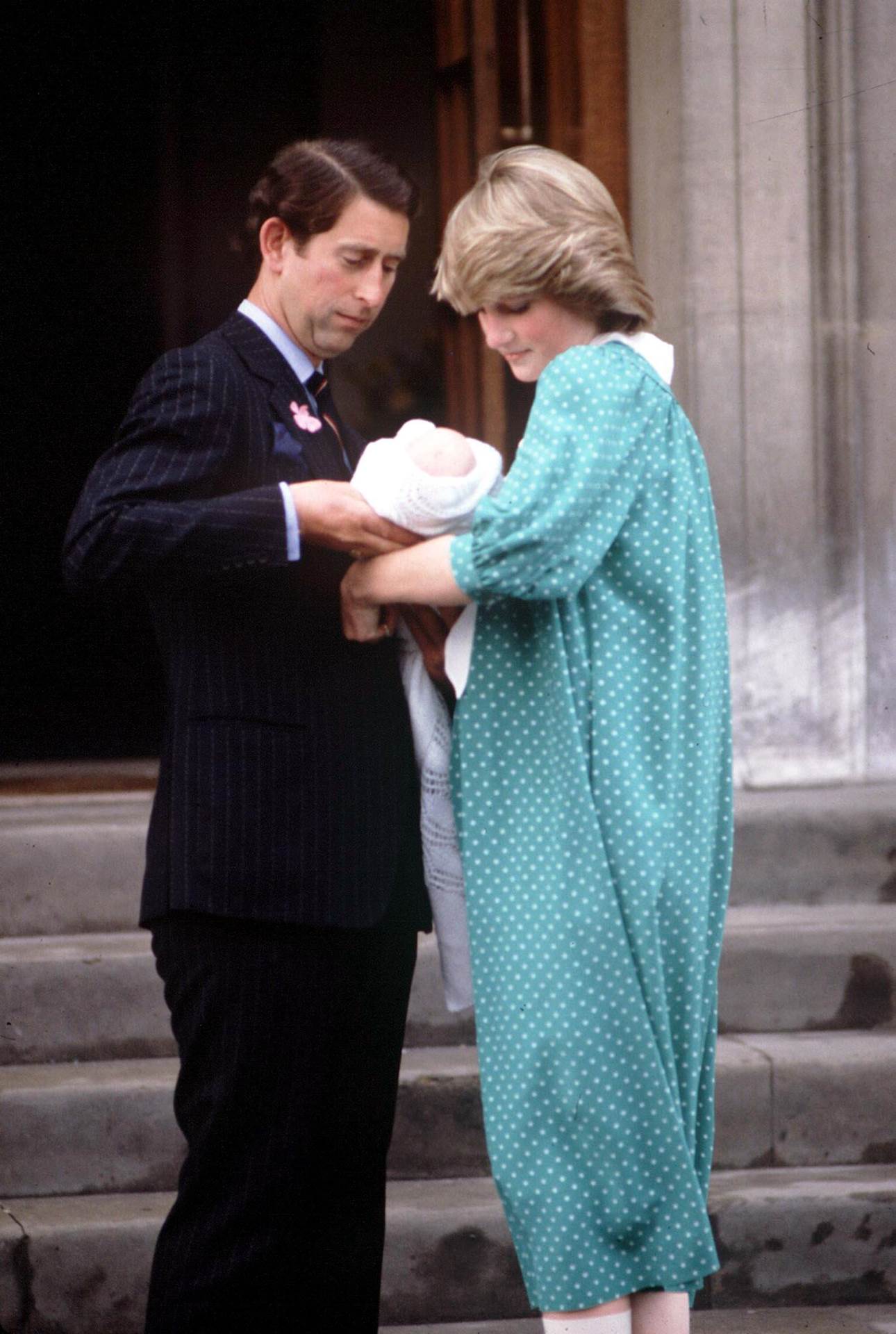 Princeza Diana i princ Charles na izlasku iz bolnice s princem Williamom