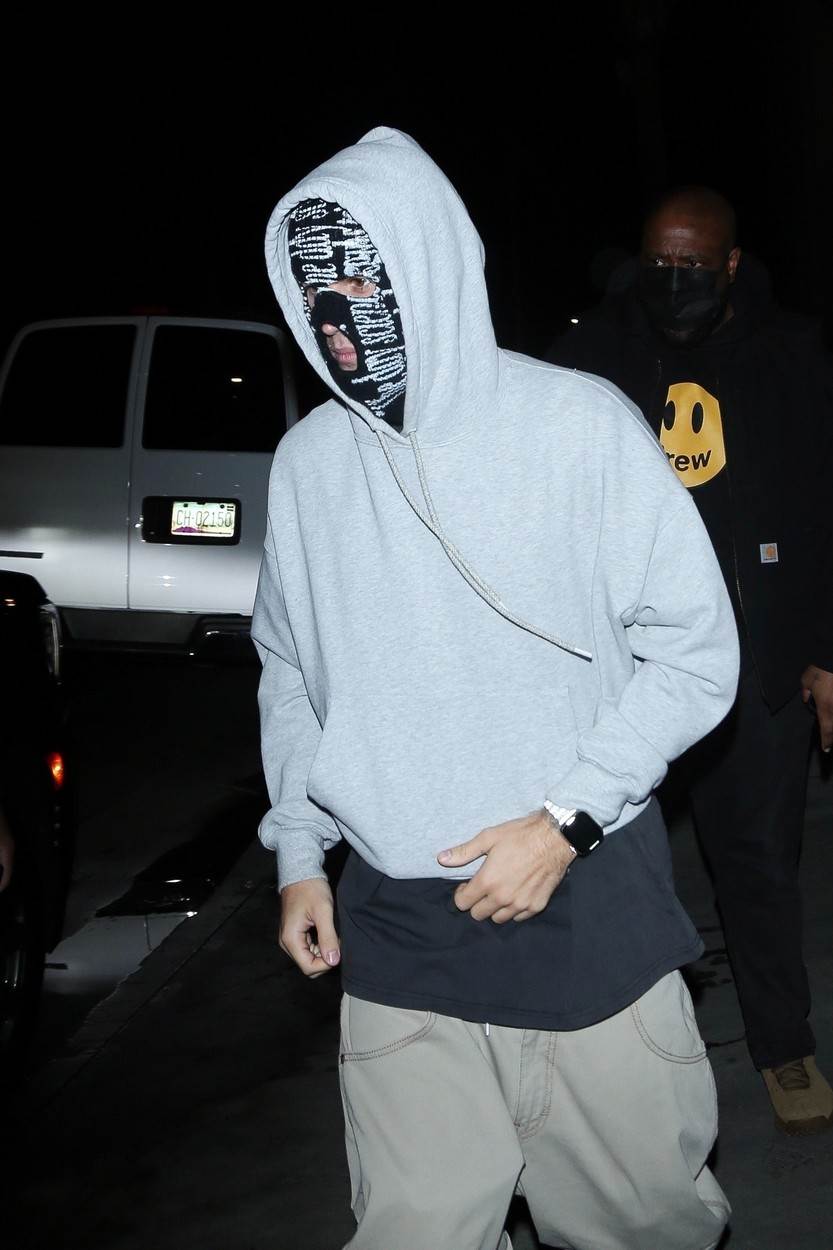 Justin Bieber na licu nosi ski masku s printom